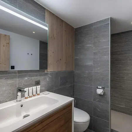 Spacieux Familial A Courchevel, Proche Pistes, Avec Balcon Et Services Inclus - Fr-1-562-76