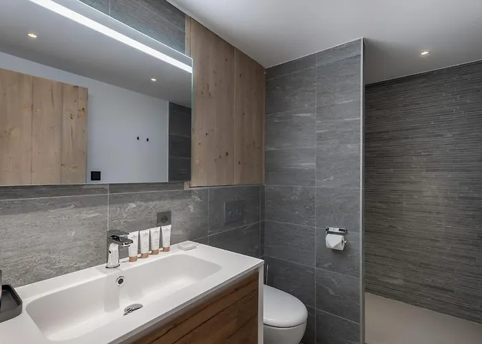 Spacieux Familial A Courchevel, Proche Pistes, Avec Balcon Et Services Inclus - Fr-1-562-76